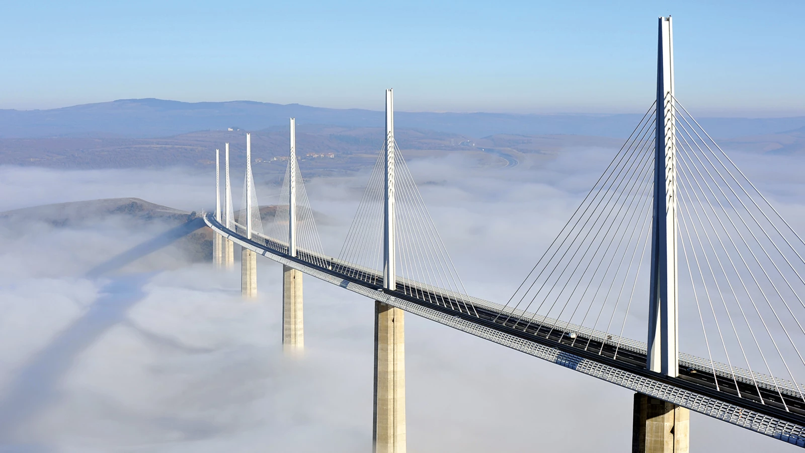 El Viaducto de Millau: Más Allá de las Nubes